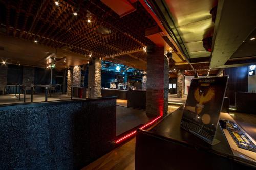 a nightclub with a bar with a counter in the middle at Park Hotel Tornio in Tornio