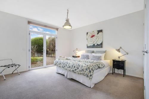 - une chambre blanche avec un lit et une fenêtre dans l'établissement Bright Bliss Luxury Guesthouse, à Bright