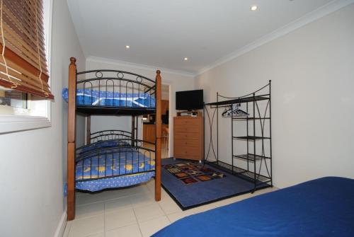 En eller flere senge i et værelse på Coastal Cottage - Belle Escapes Jervis Bay