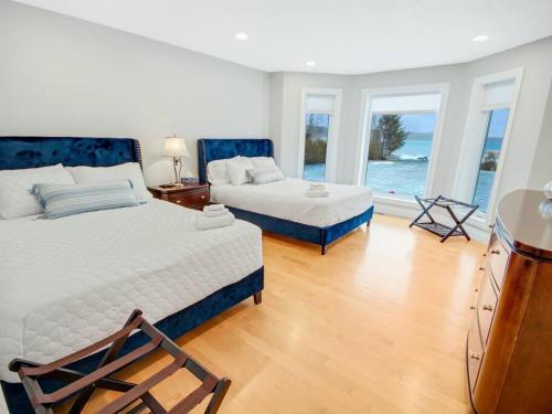 - une chambre avec 2 lits et une vue sur l'océan dans l'établissement Romeo Resort -Waterfront-, à Wiarton