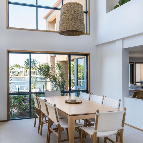 Μπαλκόνι ή βεράντα στο The Waterfront 4 bedroom river front home and pool