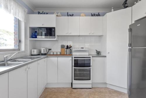 Dapur atau dapur kecil di Husky Big Beach - Belle Escapes Jervis Bay