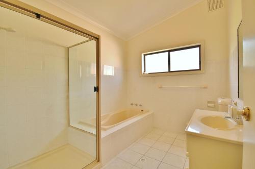 Un baño de Absolute Waterfront - Belle Escapes Jervis Bay