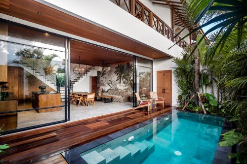 Casa con piscina y sala de estar en Nusantara Loft Rote by Alfred in Bali, en Canggu