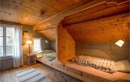 1 Schlafzimmer mit 2 Betten in einem Blockhaus in der Unterkunft 4 Bedroom Lovely Home In Kvinesdal in Fossdal