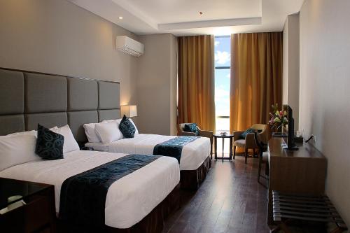 Postel nebo postele na pokoji v ubytování Golden Phoenix Hotel - Manila