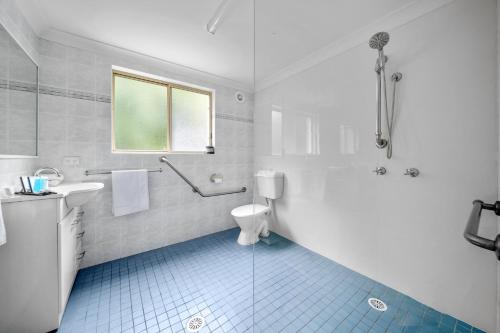 Haven Holiday Resort Sussex Inlet في ساسكس إنلت: حمام مع حوض ومرحاض ومغسلة