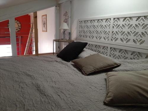 une chambre avec un lit avec deux oreillers dessus dans l'établissement Duplex cosy avec piscine et parking à Capbreton - FR-1-239-870, à Capbreton