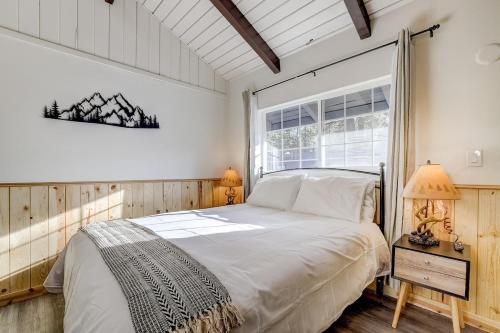 a bedroom with a large bed and a window at Tahoe Mountain Inn in South Lake Tahoe