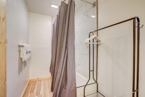 y baño con ducha y cortina de ducha. en Tahoe Mountain Inn, en South Lake Tahoe