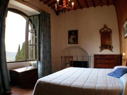 PelagoにあるUnique villa in Pelago with swimming poolのベッドルーム1室(ベッド1台、大きな窓付)