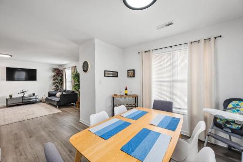 ein Esszimmer und ein Wohnzimmer mit einem Tisch und Stühlen in der Unterkunft DTPrivacy*KidsFriendly*PetFriendly*300M*Walkable in Raleigh