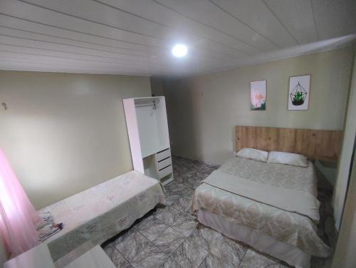 um quarto com duas camas e uma cómoda em Casa espetacular próximo ao Museu da Amazônia em Manaus