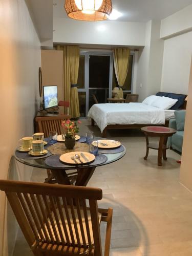 ein Hotelzimmer mit einem Tisch und einem Bett in der Unterkunft DeckBett Stay in Manila