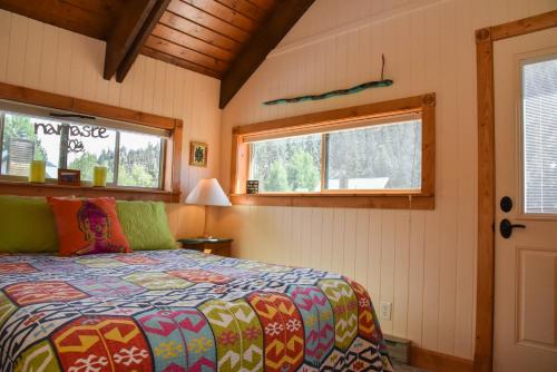 a bedroom with a bed and a window at Tranquil Little Cabin On The River With High Speed Wifi in Red River