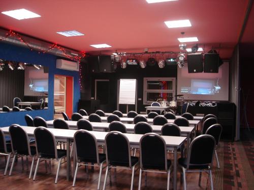 einen Konferenzraum mit einem großen Tisch und Stühlen in der Unterkunft Relaxcentrum Mrkáček Lišov in Lišov