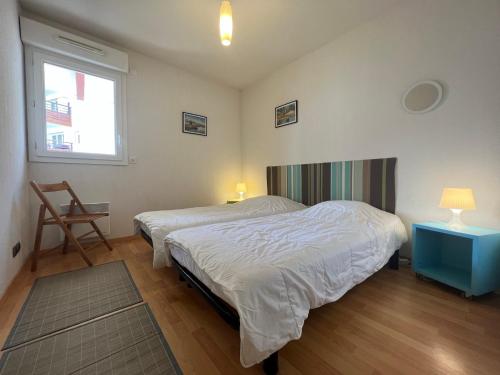 a bedroom with two beds and a window at Appartement Ciboure, 3 pièces, 4 personnes - FR-1-239-895 in Ciboure