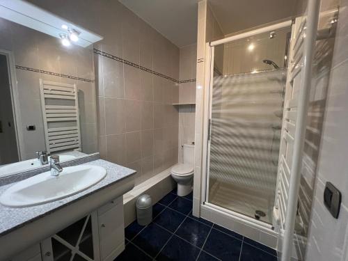 een badkamer met een wastafel en een douche bij Appartement Ciboure, 3 pièces, 4 personnes - FR-1-239-895 in Ciboure