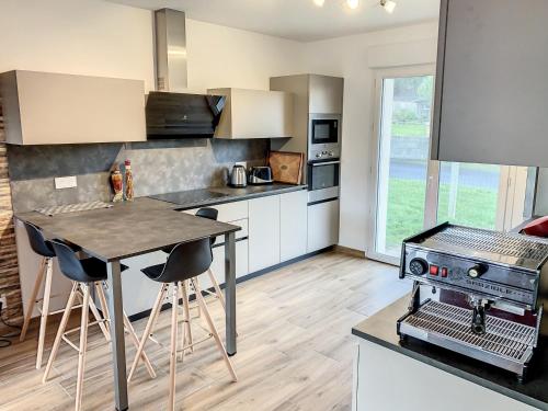 Zdjęcie z galerii obiektu Maison neuve 6 pers à 350m mer, proche balades, avec wifi et jardin - FR-1-361-473 w mieście Carolles