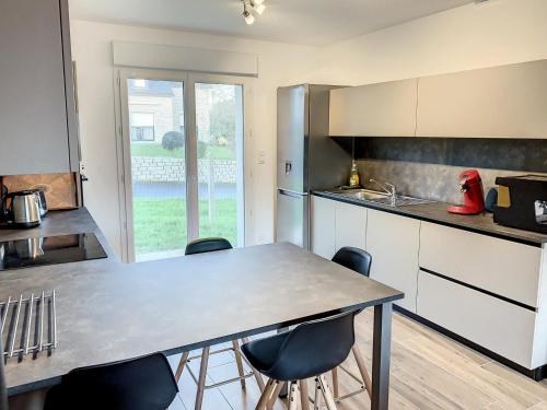 Zdjęcie z galerii obiektu Maison neuve 6 pers à 350m mer, proche balades, avec wifi et jardin - FR-1-361-473 w mieście Carolles