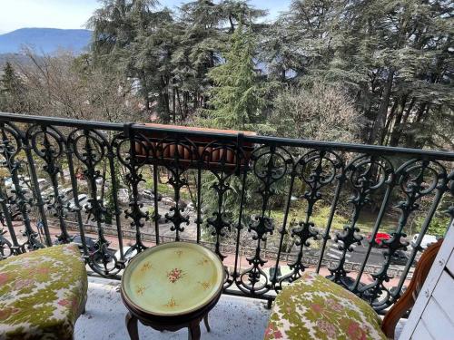 Gallery image of Studio spacieux avec balcon, centre-ville d'Aix-les-Bains, proche Thermes, digicode, Wi-Fi - FR-1-555-87 in Aix-les-Bains