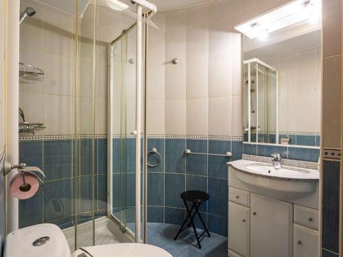 uma casa de banho com um chuveiro, um WC e um lavatório. em Appartement Hendaye, 1 pièce, 2 personnes - FR-1-2-421 em Hendaye