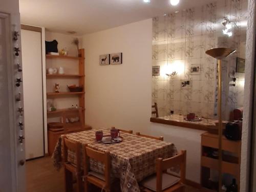 - une salle à manger avec une table et un lavabo dans l'établissement Appartement 3 pièces avec balcon à Villard de Lans – 4 pers, 40 m² - FR-1-515-159, à Villard-de-Lans