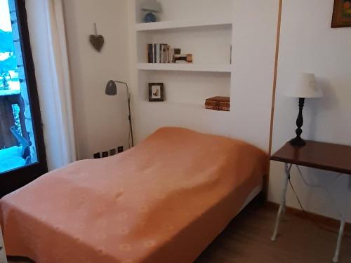 une chambre avec un lit, un bureau et une lampe dans l'établissement Appartement 3 pièces avec balcon à Villard de Lans – 4 pers, 40 m² - FR-1-515-159, à Villard-de-Lans