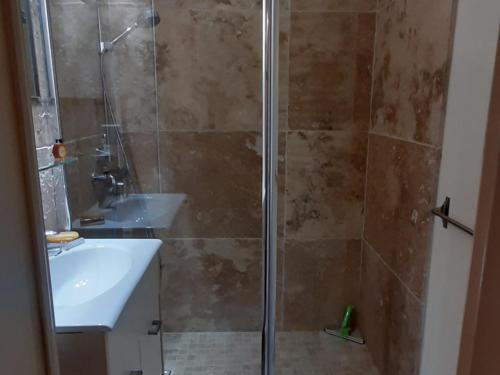 une salle de bain avec douche et lavabo dans l'établissement Appartement 3 pièces avec balcon à Villard de Lans – 4 pers, 40 m² - FR-1-515-159, à Villard-de-Lans