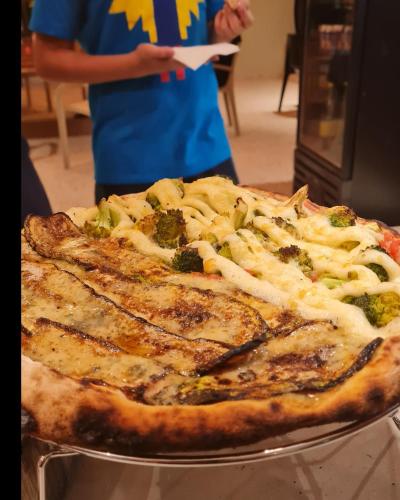 a pizza sitting on top of a table at Espaço Canto in Santo Antônio do Pinhal