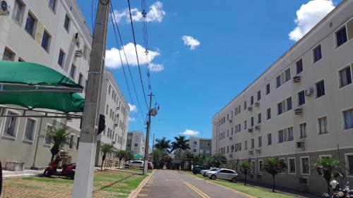 a street in a city with a building at 4 ESTAÇÕES - apto em condomínio - 2 quartos com ar condicionado in Campo Grande