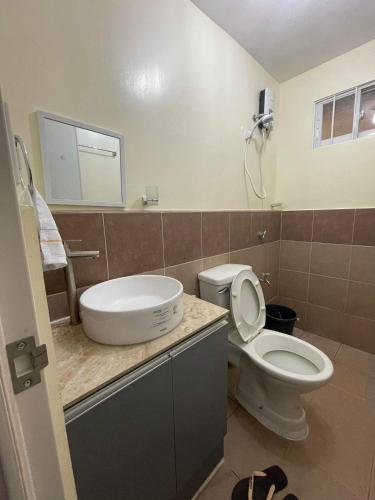 ダバオシティにあるSpacious condominiumのバスルーム(トイレ、洗面台付)