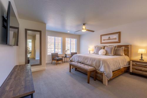 a large bedroom with a bed and a table at The Escondido Gem, Pet Friendly, Pickleball Courts in Washington