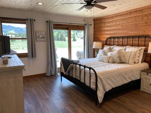um quarto com uma cama e uma ventoinha de tecto em Almost Heaven In The Upper Valley With High Speed Wifi em Red River