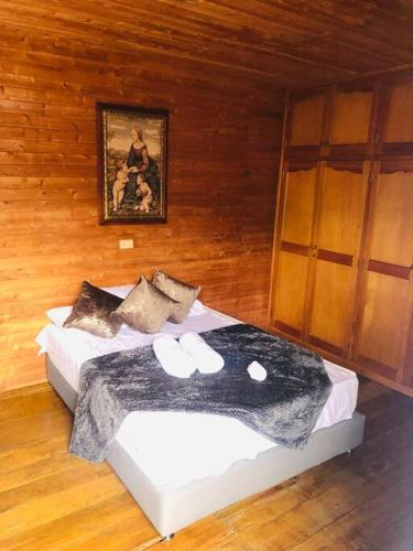 a bedroom with a bed in a wooden wall at Casa madera in Jardin