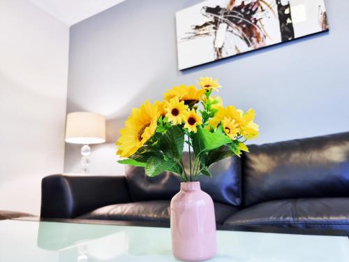 Χώρος καθιστικού στο Rosie House-Spacious comfortable Home