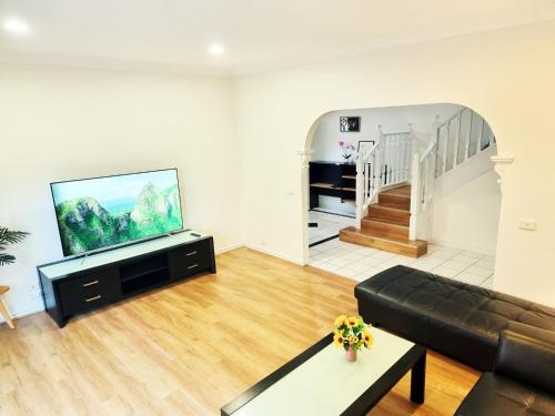 Μια τηλεόραση ή/και κέντρο ψυχαγωγίας στο Rosie House-Spacious comfortable Home