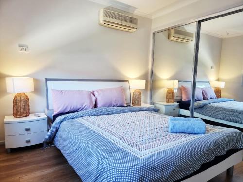 um quarto com 2 camas e 2 candeeiros em Rosie House-Spacious comfortable Home em Melbourne