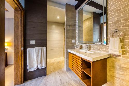 een badkamer met een wastafel en een spiegel bij Hotel Casa del Sol in Ensenada