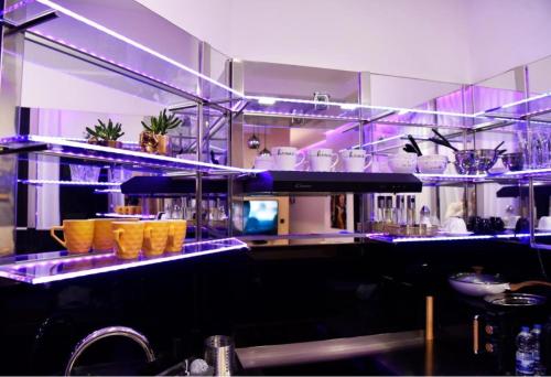 eine Küche mit lila Beleuchtung in einem Restaurant in der Unterkunft Apartment Turbo - with terrace, AC & WiFi in Zaprešić