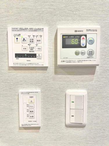 4 Bilder eines elektronischen Geräts in einer Schachtel in der Unterkunft 雅・小涌谷　温泉別荘　Miyabi Kowakudani Hopspring Villa in Ashinoyu