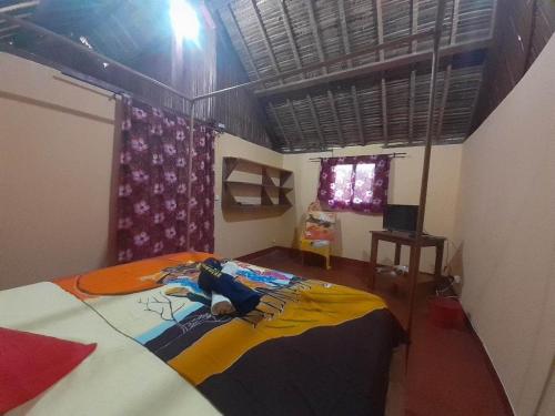 um quarto com uma cama e uma janela em Villa Meva em Antanamitarana Atsimo