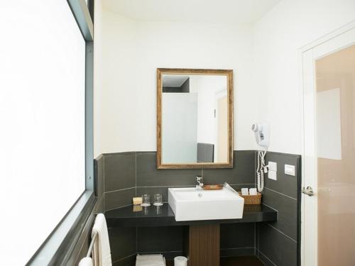 a bathroom with a sink and a mirror at Cloud Villa in Hualing