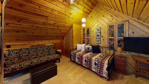 1 dormitorio con 2 camas en una cabaña de madera en Standing Bear Lodge With High Speed Wifi, en Red River