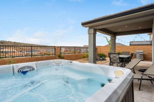 una vasca idromassaggio sul patio di una casa di Pool View at Paseos townhouse a Washington