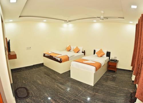duas camas num quarto com duas camas sidx sidx sidx em Ruthran Guest House em Mahabalipuram