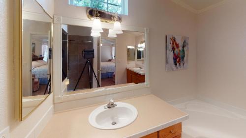 Vannituba majutusasutuses Jayhawk Cottage With High Speed Wifi