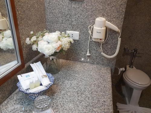Ένα μπάνιο στο Songphanburi Hotel