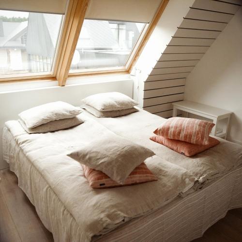 Een bed of bedden in een kamer bij Domi Lini
