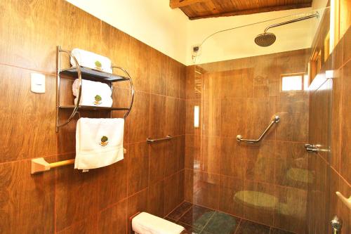 a bathroom with a shower and a toilet at Amazonia Bungalow in Máncora